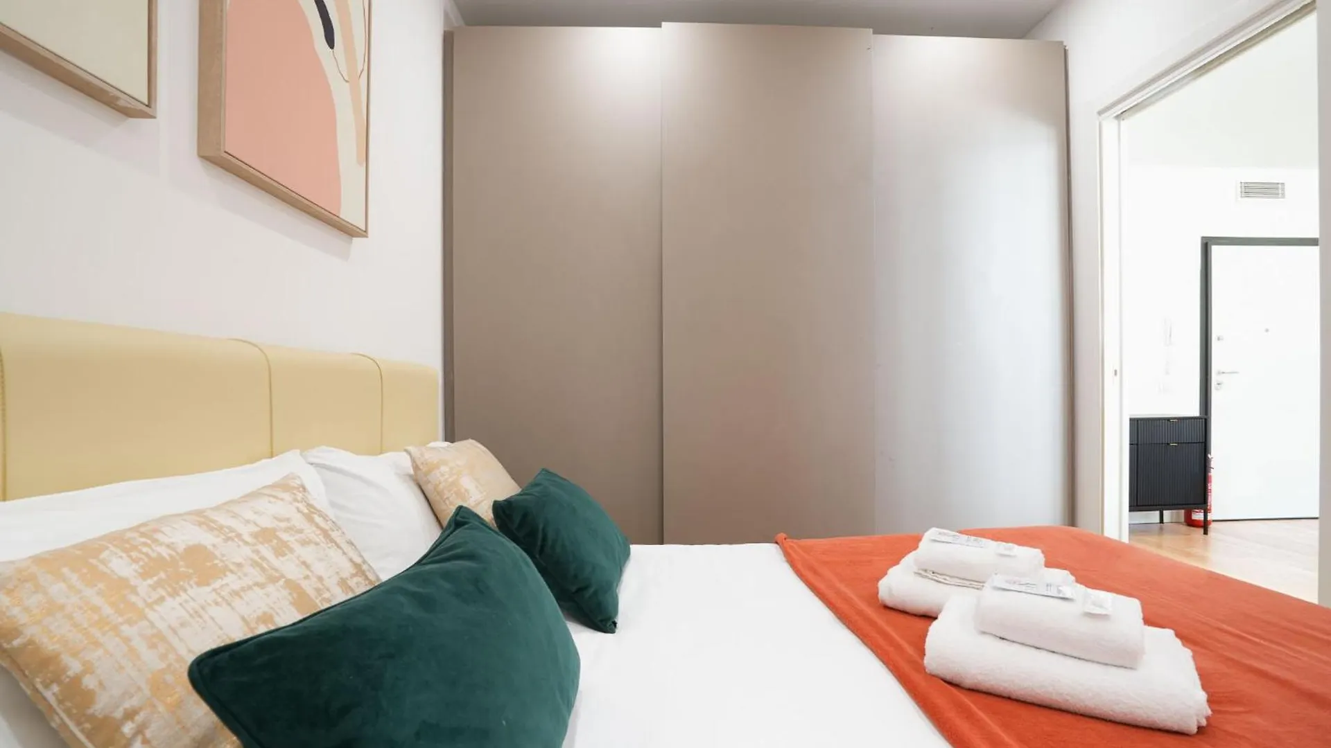 Daverio Business House Milano 0*,  Italia